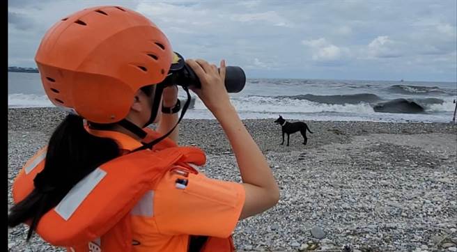 花蓮吉安鄉阿美族文化村出海口今天下午驚傳有男子落海溺水，岸巡人員目前持續使用望遠鏡搜尋，並派遣船艇、空拍機在海上找尋，消防局則協請直升機空偵，盼能儘快找到男子下落。（民眾提供／羅亦晽花蓮傳真）