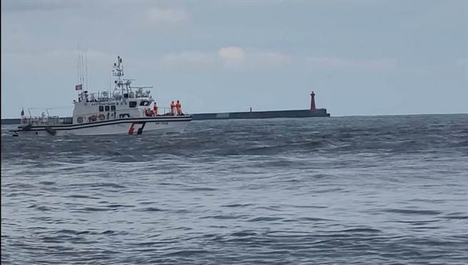 花蓮吉安鄉阿美族文化村出海口今天下午驚傳有男子落海溺水，岸巡人員目前持續使用望遠鏡搜尋，並派遣船艇、空拍機在海上找尋，消防局則協請直升機空偵，盼能儘快找到男子下落。（民眾提供／羅亦晽花蓮傳真）