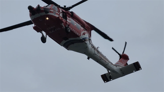 花蓮吉安鄉阿美族文化村出海口今天下午驚傳有男子落海溺水，岸巡人員目前持續使用望遠鏡搜尋，並派遣船艇、空拍機在海上找尋，消防局則協請直升機空偵，盼能儘快找到男子下落。（民眾提供／羅亦晽花蓮傳真）