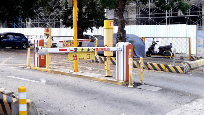 台南某路段上的停车场，收费规则写假日每小时收费100元，当日最高上限是2400元。（图／示意图，达志影像）
