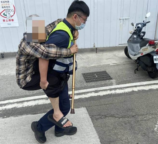 豐原警分局員警將迷途失智翁背回派出所休息。（警方提供）