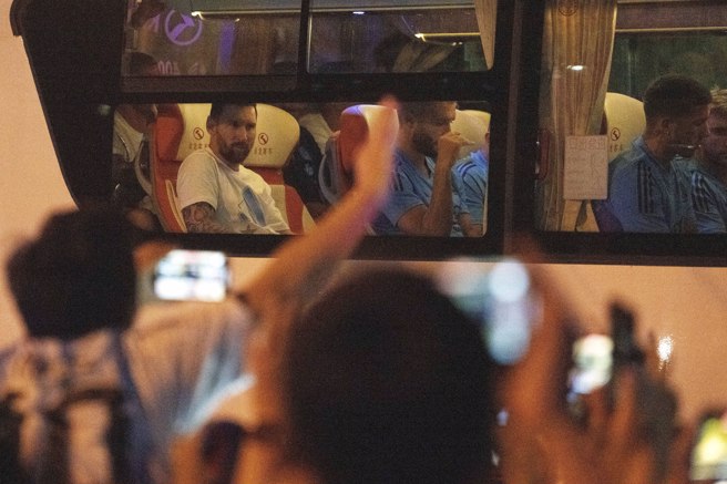 梅西造訪中國大陸引來大批球迷圍觀。（美聯社資料照）