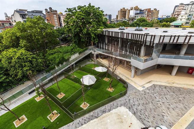 新竹县动物保护教育园区完工，户外设有人工草皮的互动广场，让收容的犬只在内奔跑、嬉戏。（罗浚滨摄）