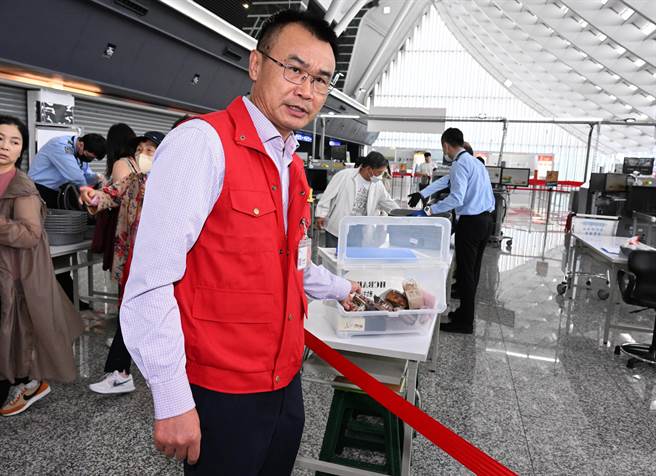 端午节将至及暑假入境旅客增加，非洲猪瘟中央灾害应变中心指挥官陈吉仲13日视察桃园机场非洲猪瘟旅客行李检疫作业，并指示务必落实执行各项管制措施，防杜疫情于境外。（陈麒全摄）