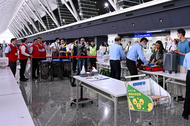 端午节将至及暑假入境旅客增加，非洲猪瘟中央灾害应变中心指挥官陈吉仲13日视察桃园机场非洲猪瘟旅客行李检疫作业，并指示务必落实执行各项管制措施，防杜疫情于境外。（陈麒全摄）