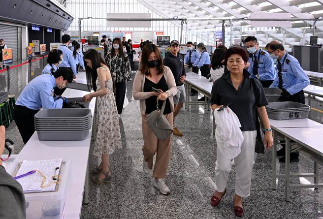 目前入境旅客只要来自非疫区，下机时就可以拿到绿色识别卡片，可免检查随身行李入境，没有拿到绿色卡片的，都要检查随身手提行李，只要旅客检查之前自动通知，或是在通过海关前丢弃到弃置桶，就不会被裁罚。（陈麒全摄）