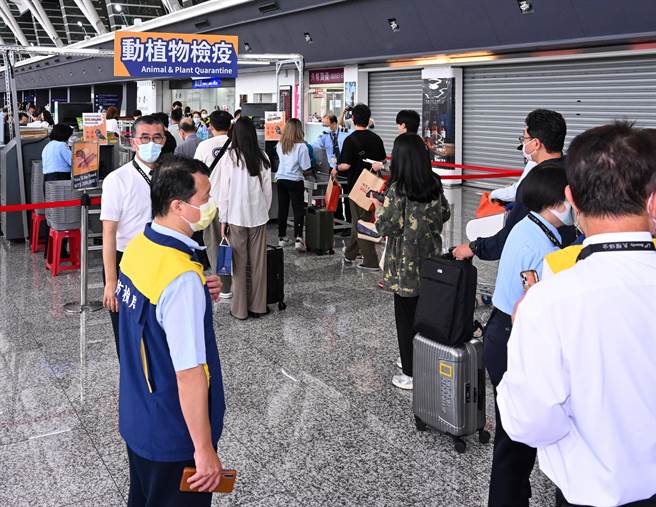 目前入境旅客只要来自非疫区，下机时就可以拿到绿色识别卡片，可免检查随身行李入境，没有拿到绿色卡片的，都要检查随身手提行李，只要旅客检查之前自动通知，或是在通过海关前丢弃到弃置桶，就不会被裁罚。（陈麒全摄）