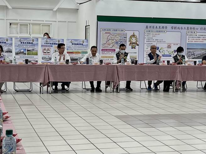 新北市长侯友宜今(13)日下午突然低调快闪芦洲区公所参加行动治理。(黄敬文摄)