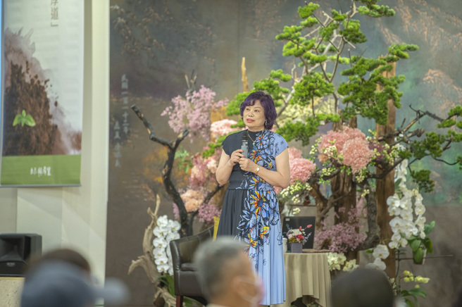 黃秀蘭律師四十歲開始從《易經》學習到「人情練達，世事洞明」。亦從佛法體會到凡事都有因緣，能夠善了，才得以止息人間仇怨。（圖／惠中寺提供）