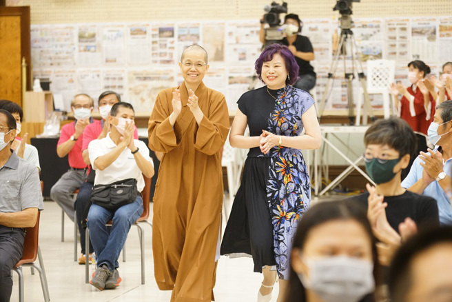 佛光山中區總住持覺居法師（左）帶領黃秀蘭律師（右）蒞臨惠中寺演講，聽眾熱烈歡迎。（圖／惠中寺提供）