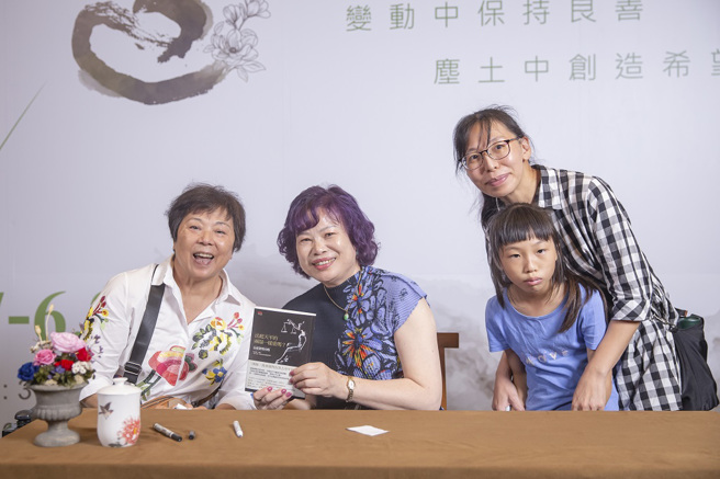 聽眾陳秀齡身坐輪椅（左一），三代同堂蒞臨惠中寺聆聽，她說：「這是一場有溫度法律常識的講座，解惑了嚴肅的問題。」（圖／惠中寺提供）