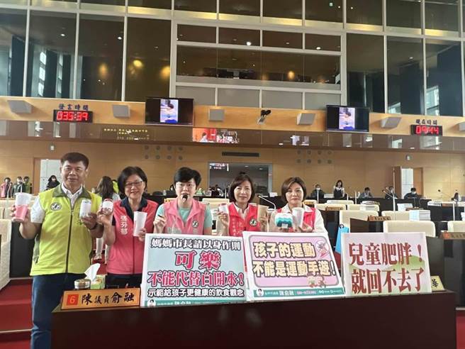 多位民進黨台中市議員進行聯合質詢，並批評盧秀燕喝可樂的影片是錯誤示範。（林欣儀攝）