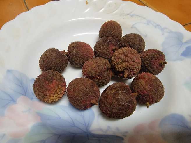 一名家長在臉書曬出國中孩子營養午餐的水果照片，質疑「這樣放多久了」。（圖／臉書爆怨公社）