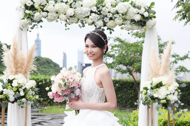 台北六福萬怡酒店於7樓敘日全日餐廳露天平臺，規劃推出500坪全新戶外證婚場地，標榜有270度環繞山景還能遠眺台北101為幸福見證。（圖／台北六福萬怡酒店提供）