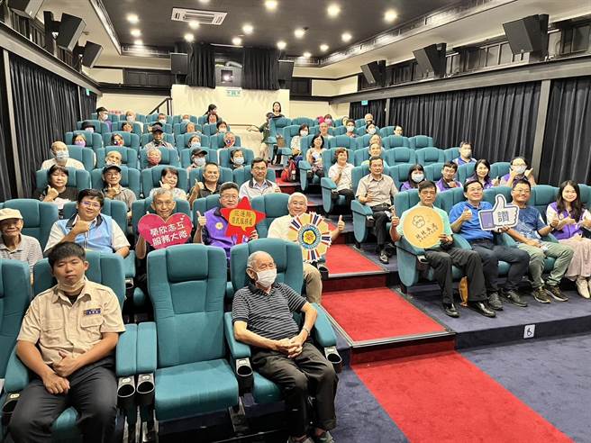 欣欣水泥參與公益活動，董事長郭先琛邀榮家伯伯觀賞《南方，寂寞鐵道》電影紀錄片，緬懷南迴鐵道建設歷史。（欣欣水泥提供／王志偉花蓮傳真）