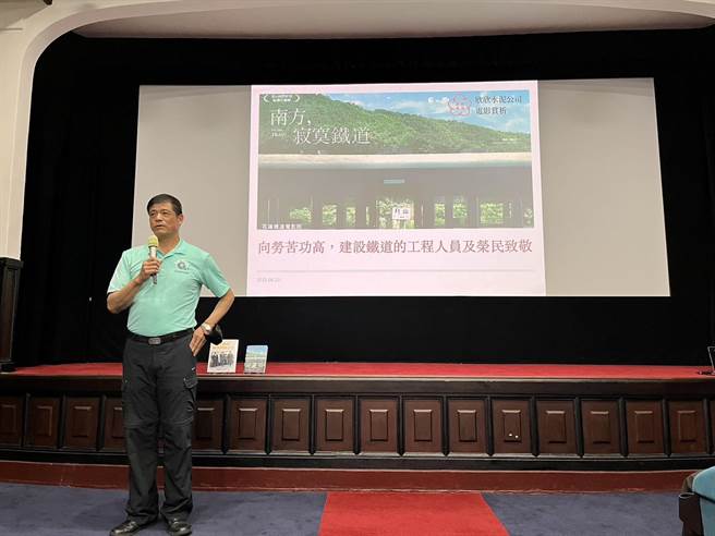 欣欣水泥公司董事長郭先琛向榮民致意，感念早年對台重大工程的奉獻。（欣欣水泥提供／王志偉花蓮傳真）