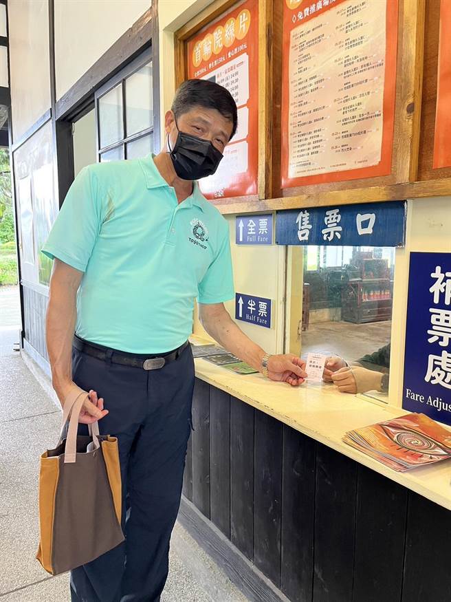 欣欣水泥董事長郭先琛於花蓮鐵道文化園區鐵道電影院包場，邀榮民前輩觀賞紀錄片電影，支持優質國片。（欣欣水泥提供／王志偉花蓮傳真）