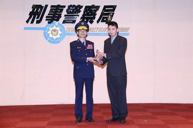 刑事局指紋科警務正石豐榮，當選今年度全國刑事鑑識楷模。(翻攝照片／林郁平台北傳真）