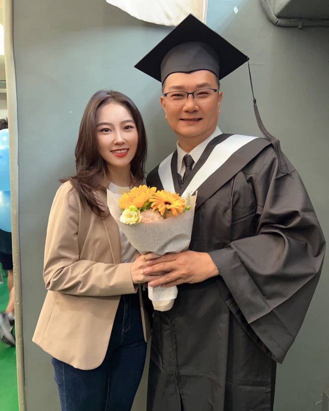 陈紫渝与父亲陈昱庭。（取自陈紫渝 Eva Chen脸书）