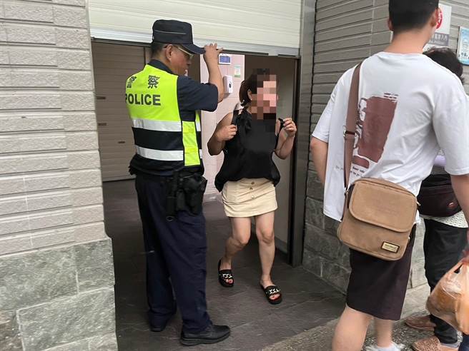 警方到場協助阮女脫困。（民眾提供／李京昇苗栗傳真）