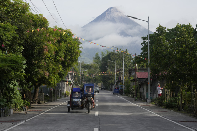 炙熱熔岩從高2462公尺的馬永火山（Mayon Volcano）火山口緩緩流出。由於地震頻發，加上多達數以百計次的落石，這座火山上週就處於高度警戒狀態。(圖/美聯社)
