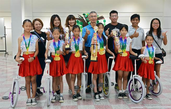 成軍短短4年的屏東民和國小獨輪車隊，首次參加全國賽便大放異彩，奪下多面金牌。（林和生攝）