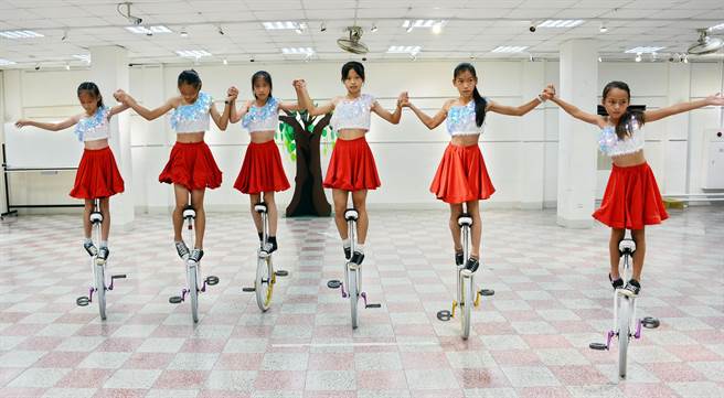 成軍短短4年的屏東民和國小獨輪車隊，展現精湛技巧，在全國賽大放異彩。（林和生攝）