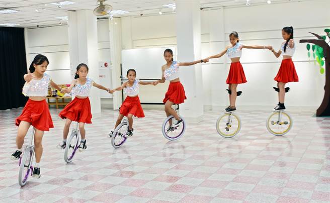 以精湛技巧，成軍短短4年的屏東民和國小獨輪車隊，在全國賽大放異彩。（林和生攝）