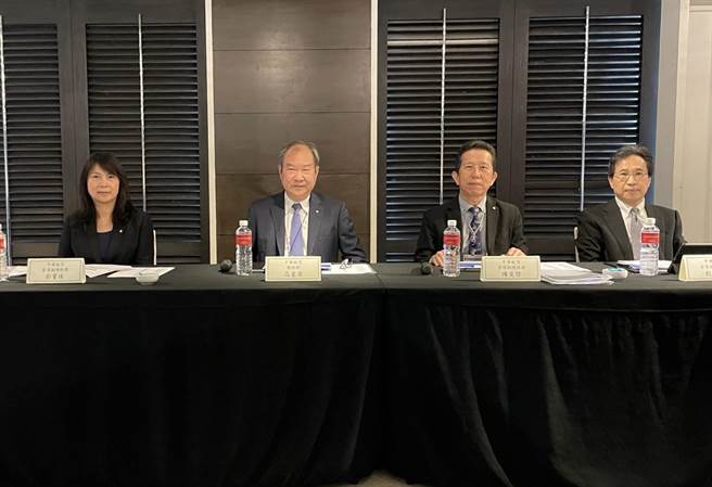 华航总经理高星潢做（左二） 主持法说会。（华航提供）