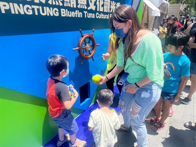 屏縣府表示，黑鮪魚季巨型扭蛋機還有多支iphone未扭出，歡迎民眾前來試手氣，1次只要100元還附鮪魚燒。（屏縣府提供／謝佳潾屏東傳真）