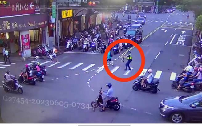 永和派出所警员余孟勋于日前担任交通岗勤务，发现一只走失的约克夏，在马路上乱窜险被车撞，上前抱住让狗狗顺利让主人与爱犬团聚。（图／警方提供）