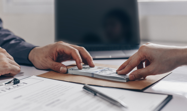 曾是某国立大学光电所的谢姓知名教授，以「印股票换钞票」手法贩售股票，1年内即获利3、4亿元。（示意图/shutterstock达志影像）