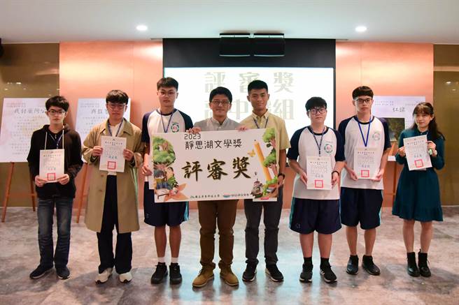 屏科大通识教育中心主任王国安颁发高中职组评审奖。(屏科大提供)