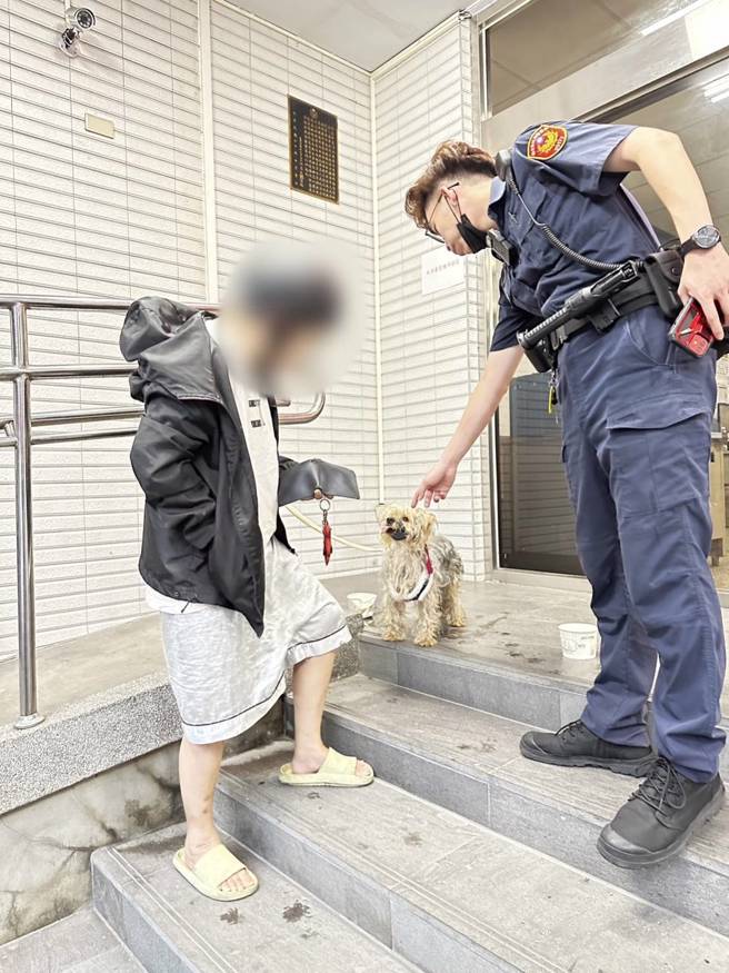 走失小狗的主人刚好到派出所协寻，爱犬平安地与饲主团聚。（图／警方提供）