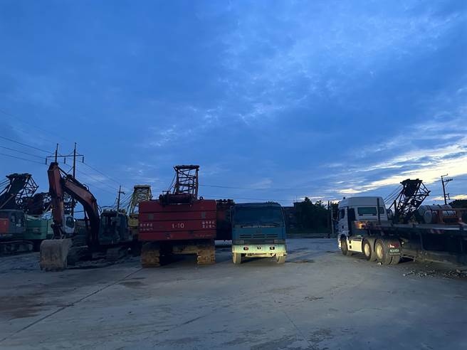 航空城徵收土地遭停放大型機具，民航局研議提告竊占國有土地。(民眾提供／呂筱蟬桃園傳真)