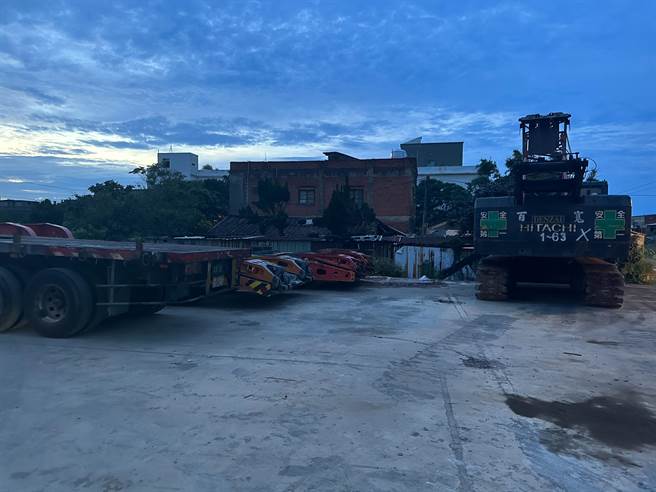 航空城徵收土地遭停放大型機具，民航局研議提告竊占國有土地。(民眾提供／呂筱蟬桃園傳真)