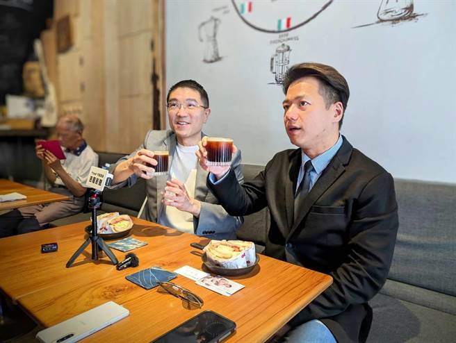 基隆市長謝國樑（左）表示，希望中央政府協助基隆市，將基捷的分擔款延長至20年或以上。（張志康攝）