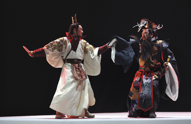 秦王一度险遭荆轲杀害，御医夏无且灵机一动，扔出身上的药囊，才成功化解危机。(图为《我们的荆轲》舞台剧/新华社)