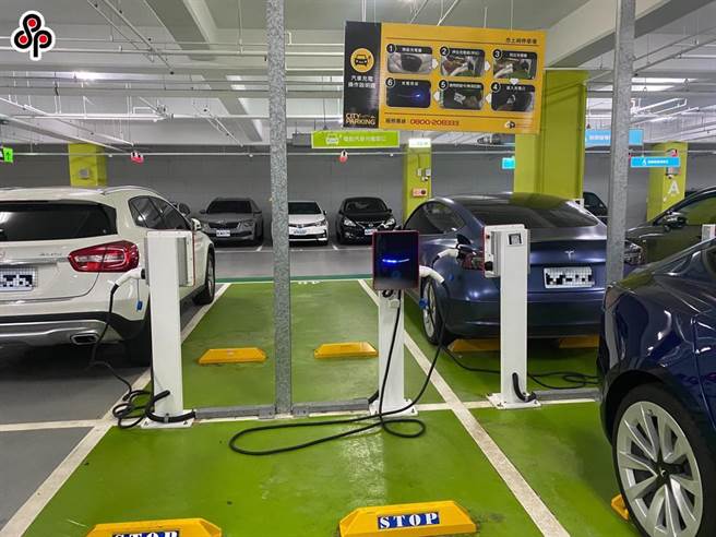 交通部订定公共充电桩设置补助作业要点，要求公有路外公共停车场的充电专用停车位数量，应达辖区内公共停车位总数之2％以上。（本报资料照）