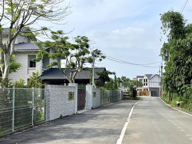 桃園市府變更石門細部計畫土地使用管制要點案，刪除別墅使用項目遭近30位地主連署反彈。（呂筱蟬攝）