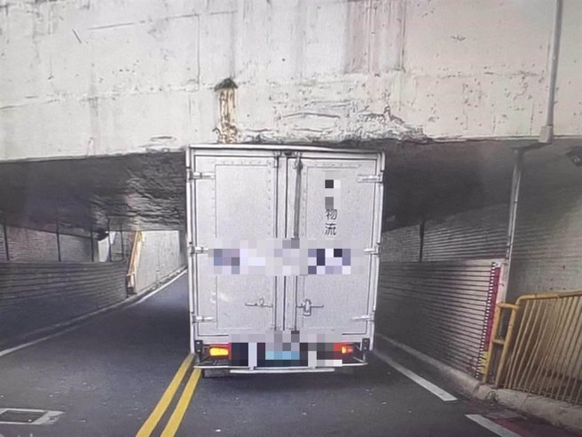 货车误闯地下道「卡关」。(警方提供／吕筱蝉桃园传真)