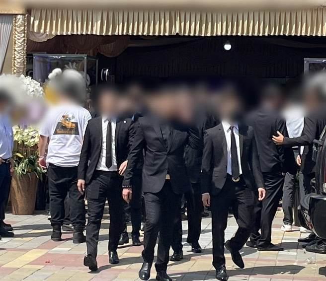 上百黑衣人参加公祭，中坜警方重兵布署逮获2通缉犯。(警方提供／吕筱蝉桃园传真)