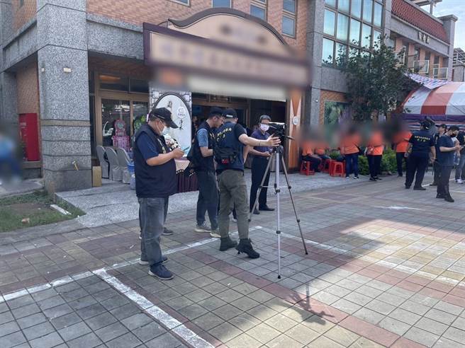 上百黑衣人参加公祭，中坜警方重兵布署逮获2通缉犯。(警方提供／吕筱蝉桃园传真)