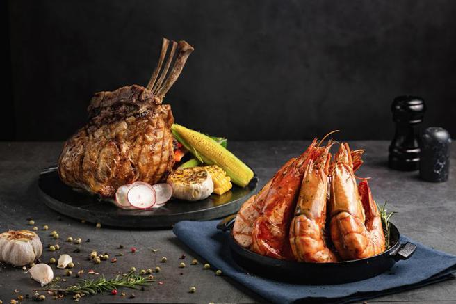 烟波集团抢住房商机推出「一泊二飨」住房专案，以「虾界LV」肥猪虾与带骨战斧猪排制霸旅客味蕾。（图／烟波集团提供）　