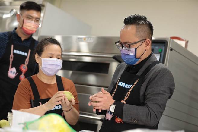 基隆市议长童子玮（右）体验制作用馒头代替糯米的粽子。（童子玮办公室提供／徐佑升基隆传真）