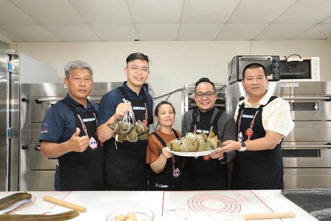 基隆市议长童子玮（右二）、市议员张颢瀚（左二）完成馒头代替糯米的粽子。童子玮表示，感谢渔会的用心，以馒头替代糯米，让端午节吃粽子的传统又多了一样健康的选择，也让基隆的粽子特别与「粽」不同。（童子玮办公室提供／徐佑升基隆传真）