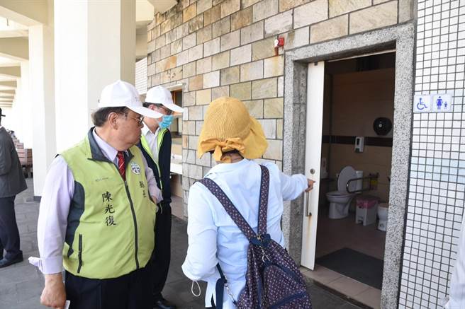 議員蘇陳綉色向縣長陳光復反映桶盤公廁故障缺水。（澎湖縣政府提供／許逸民澎湖傳真）