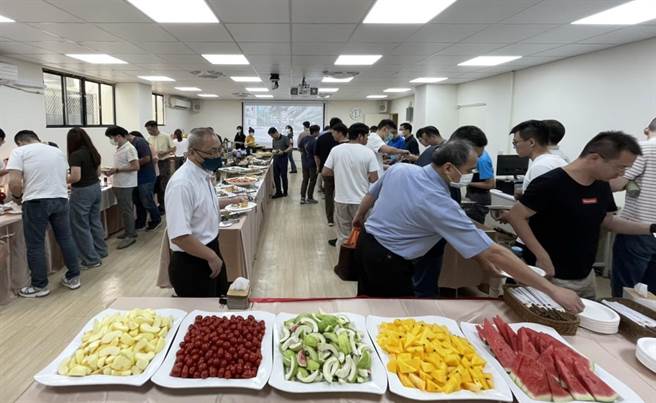 中市刑大13日舉辦警察節餐會，菜色、菜名超考究，讓人會心大笑。（警方提供／陳淑芬台中傳真）