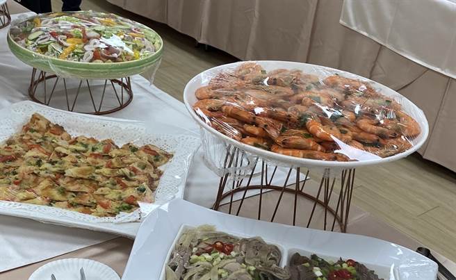 中市刑大13日舉辦警察節餐會，菜名超考究，圖為「真相大白白灼蝦」。（警方提供／陳淑芬台中傳真）