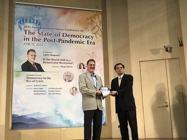 民主理论大师、美国史丹佛大学教授戴雅门（左）在台大发表演讲。右为台大政治系教授黄旻华。（朱绍圣摄）